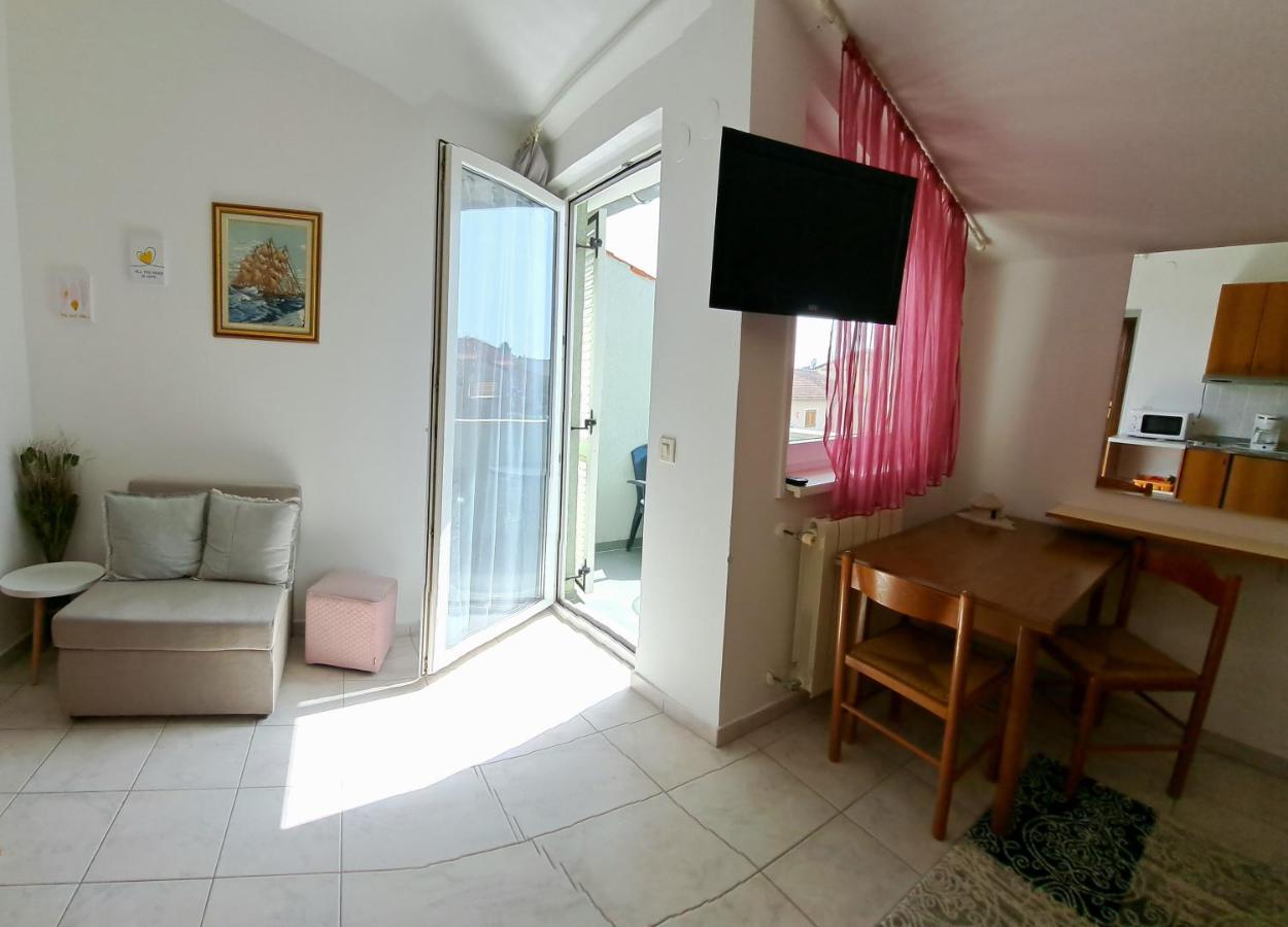 Studio Apartman Olivera ロヴィニ エクステリア 写真