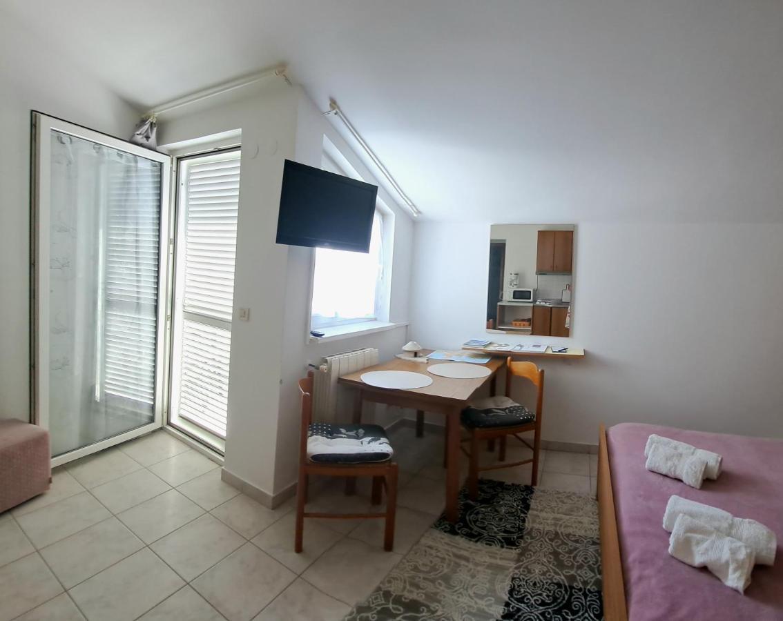 Studio Apartman Olivera ロヴィニ エクステリア 写真