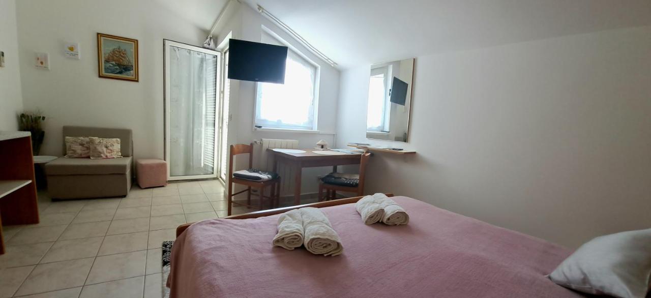 Studio Apartman Olivera ロヴィニ エクステリア 写真